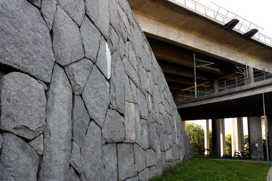 Stenmur vid skansbron/johanneshovsbron.