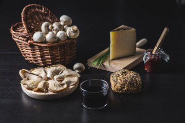 Bodegón de champiñones vino pan y queso