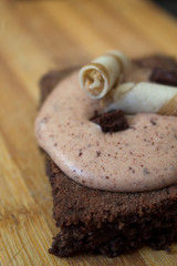 Brownie sobre madera