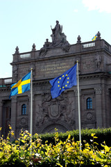 Riksdagshuset med Svenska och EU-flaggan...Foto: Peter Nordahl / IBL Bildbyrå