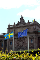 Riksdagshuset med Svenska och EU-flaggan