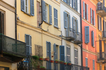 Naklejka premium finestre e balconi di palazzi storici in centro pavia in italia, windows and balconies of historic buildings in thre downtown of pavia city in italy