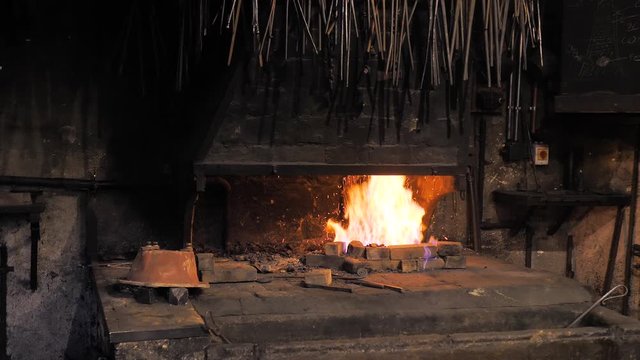 Fuego con vivas llamas para fragua de herrero