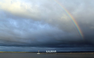 Regenbogen über Kalmar die schwedische Stadt in der historischen Provinz Småland