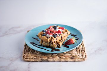 Bodegon de gofres con sirope y frutas