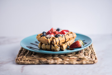 Bodegon de gofres con sirope y frutas