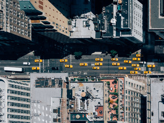 Aerial view of taxis in the streets of New York City - Luftaufnahme von Taxis in den Straßen von...