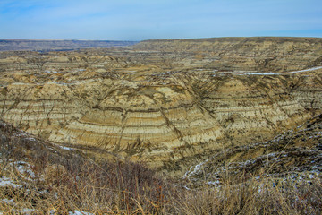Plakat Snow still hanging on in Horse Thief Canyon. Drumheller Alberta, Canada.