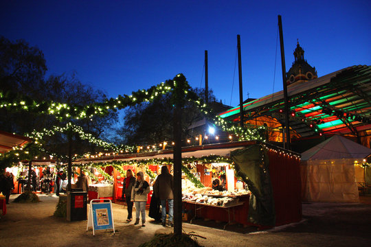 Julmarknad i kungstr&auml;dg&aring;rden i Stockholm.