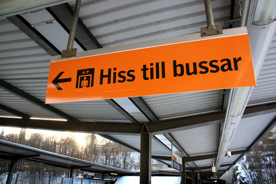 Skylt p&aring; t-baneperrong: hiss till bussar.