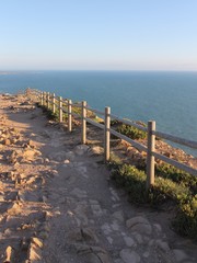vista sull'oceano dalla scogliera, passeggiata panoramica al tramonto 