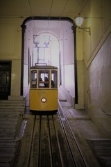 classica immagine dell'Elevador da Bica, tram di Lisbona