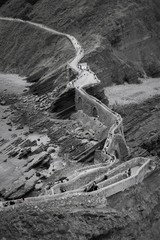 strada con ponte in pietra su scogliera, verso antico monastero