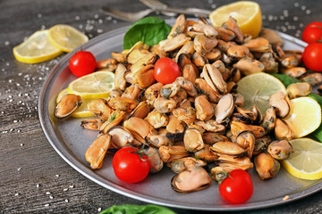 A dish of prepared mussels seasoned lemon juice
