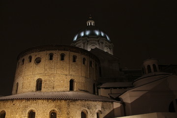 dettagli notturni del Duomo Vecchio e Nuovo di Brescia