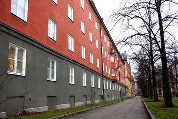 Gångväg vid bostadshus på södermalm i Stockholm.
