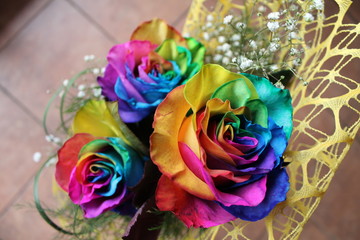Fototapeta na wymiar mazzo di rose multicolore arcobaleno