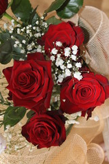 mazzo di rose rosse con velo da sposa