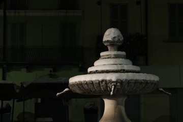 fontana innevata, vista notturna di scorcio