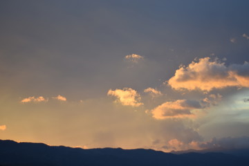 Atardecer, nubes de color naranja 