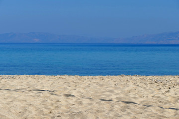 Fototapeta na wymiar Detail of the sandy golden beach of Diakofti
