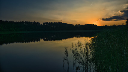 Obraz premium sunset over the lake