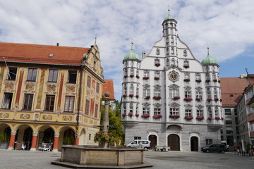 Fototapeta na wymiar Renaissancerathaus neben Steuerhaus am Marktplatz Memmingen