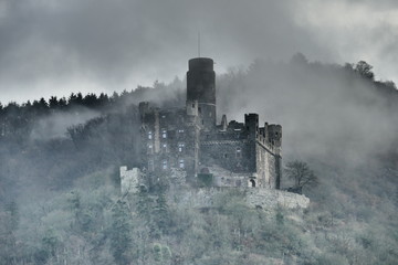 Naklejka premium Burg Maus von nahem im Nebel bei Sankt Goarshausen am Rhein