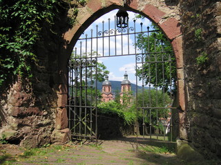 Blick  durch altes Tor mit Gittern zur Kirche St. Jakobus in Miltenberg 