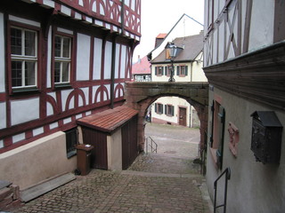 Kleine Gasse mit Torbogen in Miltenberg