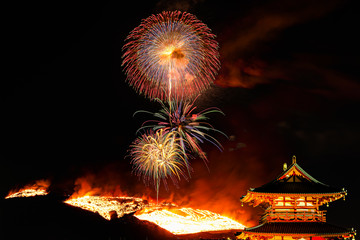 朱雀門から鑑賞する若草山焼きと花火