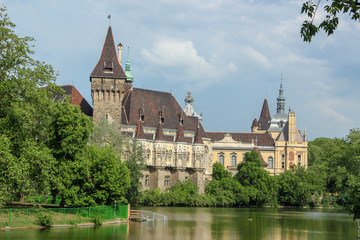Naklejka premium Vajdahunyad Castle and the lake of City Park. Beautiful spring landscape in Budapest, Hungary.