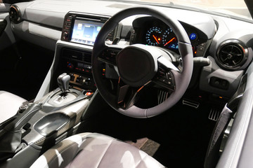 スポーティな車の運転席
