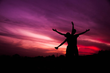 Obraz na płótnie Canvas sunset sky bathes silhouette couple warm ambience of that speaks freedom