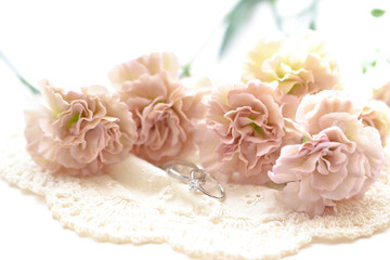カーネーションと結婚指輪