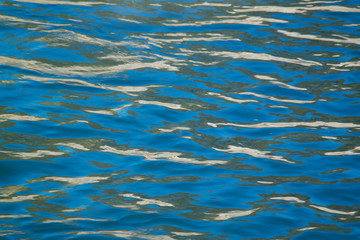 Obraz premium Clean blue waves on a river