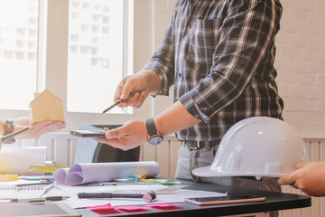 The engineer is giving advice and consulting with the designer to find out the construction site...