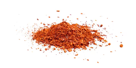 Photo sur Plexiglas Piments forts pile crushed red cayenne pepper, dried chili flakes and seeds on white background.