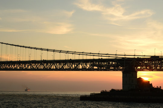 夕暮れの明石海峡大橋