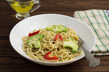 spaghetti with tomato sauce and basil