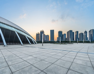 Fototapeta premium Panoramic skyline and buildings with empty square floor.