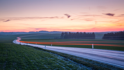 Landstraße im Sonnenuntergang