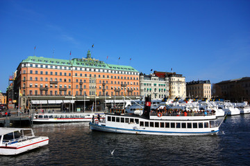 Skärgårdsbåtar  vid Strömkajen framför Grand hotel i Stockholm