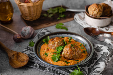 Grilled meatball with curry tomato sauce
