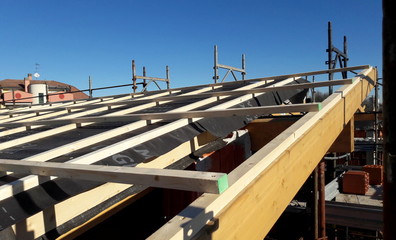 Lavori in corso nel cantiere edile in primavera