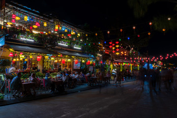 Fototapeta na wymiar Beautiful lanterns hanging from restaurants/pubs at Hoi An, Vietnam