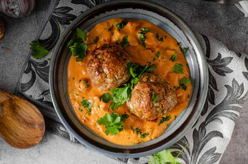 Grilled meatball with curry tomato sauce