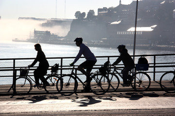 Cyklister i siluett vid Slussen i Stockholm