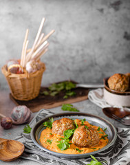 Grilled meatball with curry tomato sauce