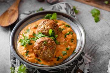 Grilled meatball with curry tomato sauce